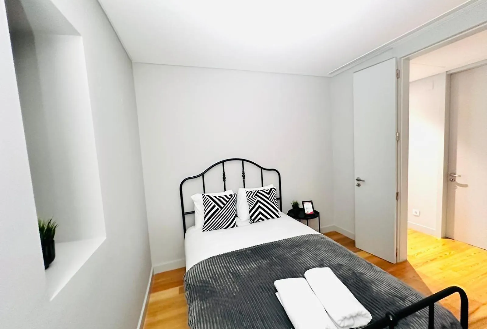 The Eca De Queiroz House - No Cv E - Central Three-Bedroom Apartment Lisbon Portugal