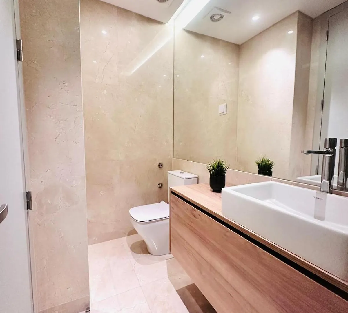 The Eca De Queiroz House - No Cv E - Central Three-Bedroom Apartment Lisbon